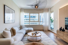 Luxurious Style 2BR in Dubai Marina w/ Yacht View